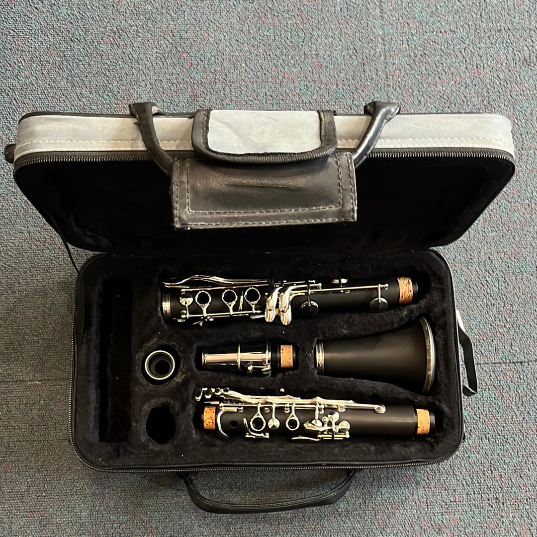 Bb Clarinet Outfit, Used - BB70